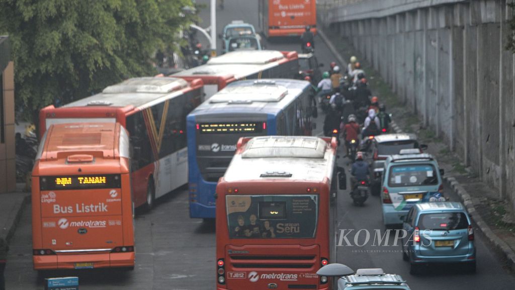 A number of Transjakarta buses prepare to carry passengers at the Tanah Abang Integrated Station Area, Jakarta, Tuesday (8/11/2022).