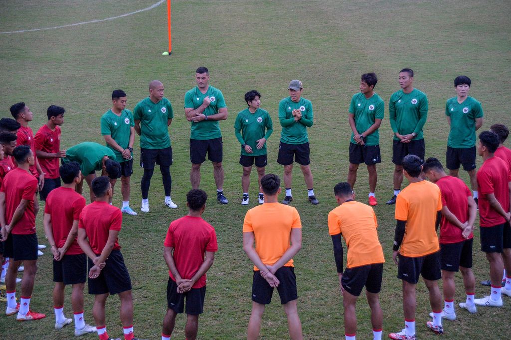 Pelatih Timnas Indonesia Shin Tae-yong (keempat kanan) memimpin latihan timnya di Stadion Sidolig, Bandung, Jawa Barat, Senin (19/9/2022). Mereka akan menghadapi Curacao pada laga uji coba yang digelar Sabtu (24/9/2022) di Stadion Gelora Bandung Lautan Api, Bandung.