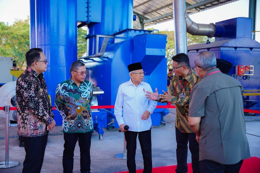 Wakil Presiden Ma’ruf Amin berbincang di fasilitas pengolahan limbah di PT Prada Tanara Pratama yang berlokasi di Kawasan Industri Pasuruan Industrial Estate Rembang (PIER), Kabupaten Pasuruan, Provinsi Jawa Timur, Kamis (27/6/2024).