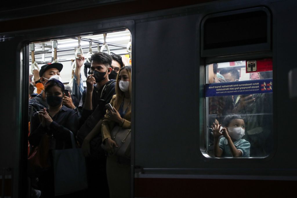 Penumpang berdesakan di dalam kereta rel listrik (KRL) Commuterline yang akan berangkat dari Stasiun Palmerah, Jakarta, Selasa (16/5/2023). KAI Commuter memberlakukan Grafik Perjalanan Kereta Api (Gapeka) terbaru mulai 1 Juni 2023. Pada Gapeka 2023, pelayanan operasional perjalanan KRL Commuterline bertambah 61 perjalanan. Frekuensi perjalanan KRL di Jabodetabek menjadi 1.232 perjalanan per hari. 
