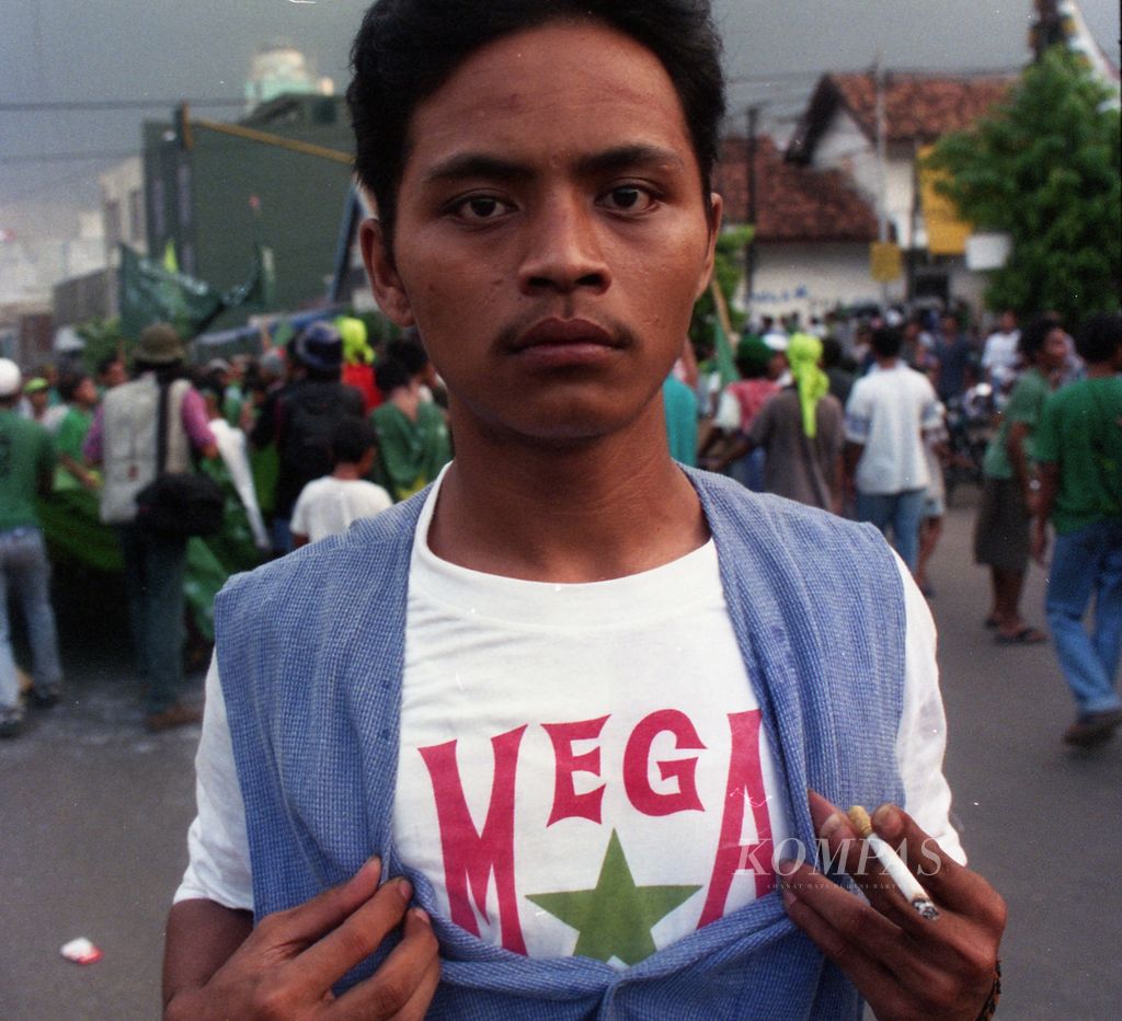 Pendukung PPP pmenggunakan kaus Mega Bintang saat kampanye PPP di kawasan pasar Tanah Abang, Selasa (20/5/1997).