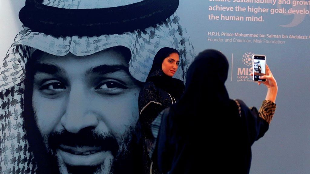 Foto wajah Putra Mahkota Arab Saudi Pangeran Mohammed bin Salman terpampang di lokasi ajang Misk Global Forum di Riyadh, Arab Saudi, 14 November 2018. Investigasi tim pelapor PBB yang dirilis pada Rabu (19/6/2019) mengungkap keterlibatan Pangeran Mohammed dalam kasus pembunuhan wartawan Jamal Khashoggi.