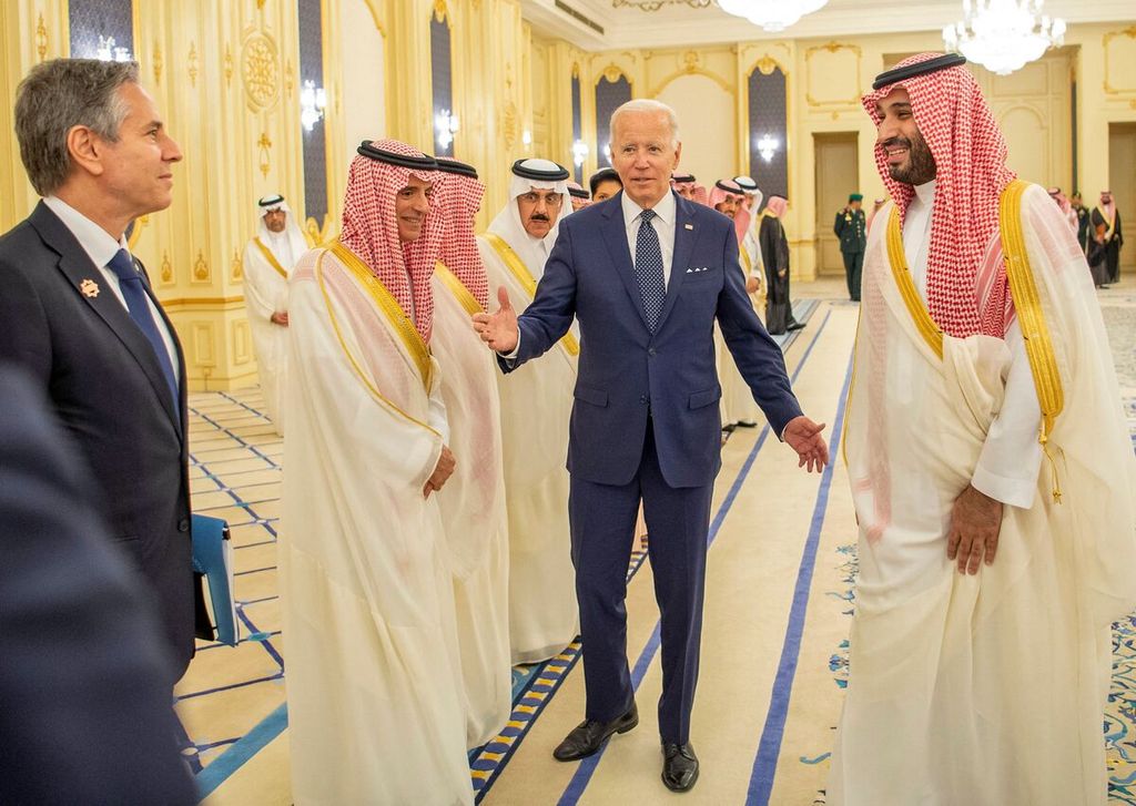 Putra Mahkota Arab Saudi Pangeran Mohammed bin Salman (kanan) menyambut kunjungan Presiden AS Joe Biden (kedua dari kanan), yang didampingi Menteri Luar Negeri AS Antony Blinken (kiri) dan disaksikan Menteri Negara Luar Arab Saudi Adel al-Jubeir (kedua dari kiri) di Istana Al Salam, Jeddah, Arab Saudi, 15 Juli 2022. 