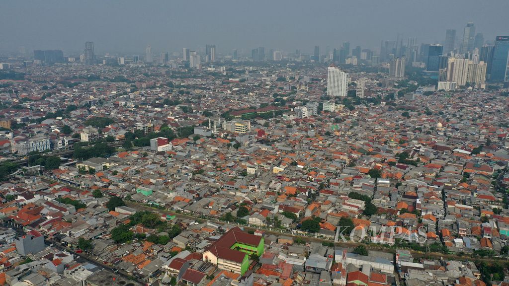 Polusi udara di kawasan Tebet, Jakarta Selatan, Rabu (27/7/2022). Kualitas udara di Jakarta masih belum ramah pada perempuan dan anak-anak. Upaya memperbaiki kualitas udara di Jakarta diharapkan juga menjadi kesadaran daerah lain. Sebab, kondisi udara di suatu daerah tidak terlepas dari wilayah lain.
