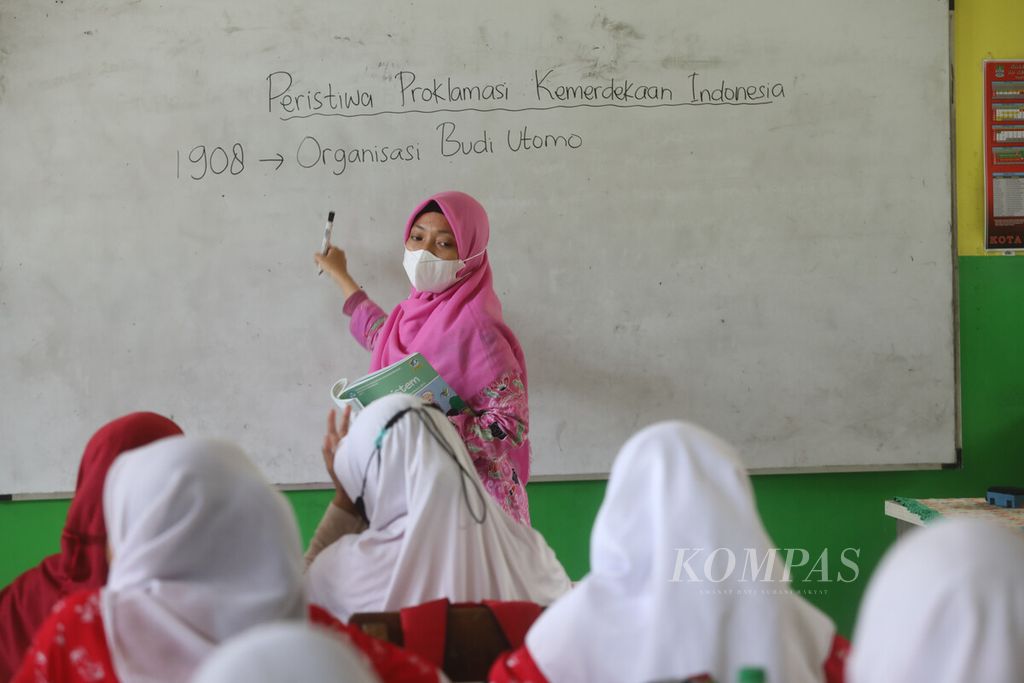 Layla Khoirrini, guru honorer yang bertugas di SDN Bintara Jaya 1, Kota Bekasi, Jawa Barat mengajar di depan kelas, Kamis (24/11/2022). Hingga November 2022, di atas kertas lebih dari 421.000 guru mendapat formasi. Namun, tetap banyak masalah yang dihadapi para guru, dari belum diangkat oleh pemda hingga gaji yang belum dibayar. 