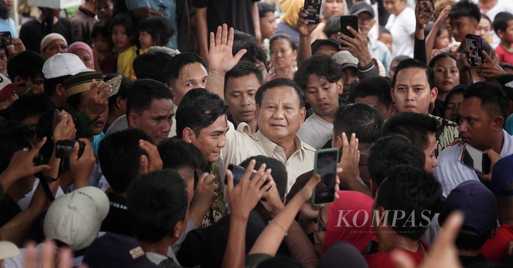 Calon presiden Prabowo Subianto saat tiba untuk berkampanye di Saung Kita, Cilincing, Jakarta Utara, Jumat (8/12/2023). 