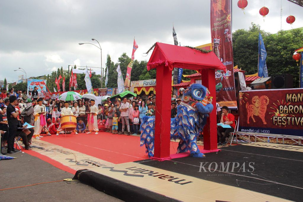 Panitia perayaan Imlek dan Cap Go Meh Kota Pontianak, Kalimantan Barat, menggelar Festival Barongsai pada Minggu (1/3/2015). Selain untuk memeriahkan Imlek dan menyambut Cap Go Meh, festival itu juga digelar untuk melestarikan budaya nasional khususnya budaya Tionghoa.