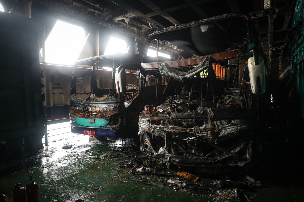 Kondisi bus yang memicu kebakaran Kapal Motor Penyeberangan (KMP) Royce 1 di Selat Sunda, Minggu (7/5/2023). 