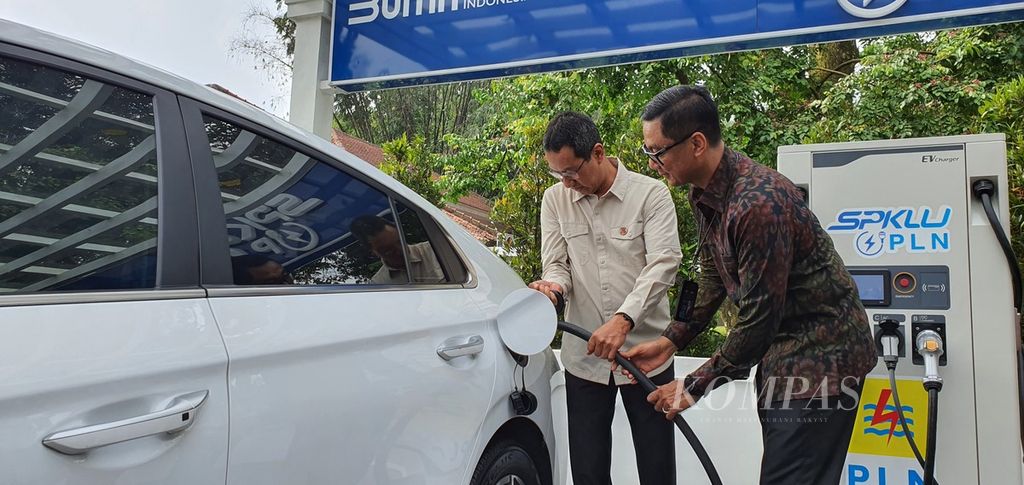 Kepala Sekretariat Presiden Heru Budi Hartono (kiri) dan Direktur Utama PT PLN (Persero) Darmawan Prasodjo mengisi daya listrik pada kendaraan di SPKLU Istana Kepresidenan Bogor, Jabar, Jumat (10/3/2023).