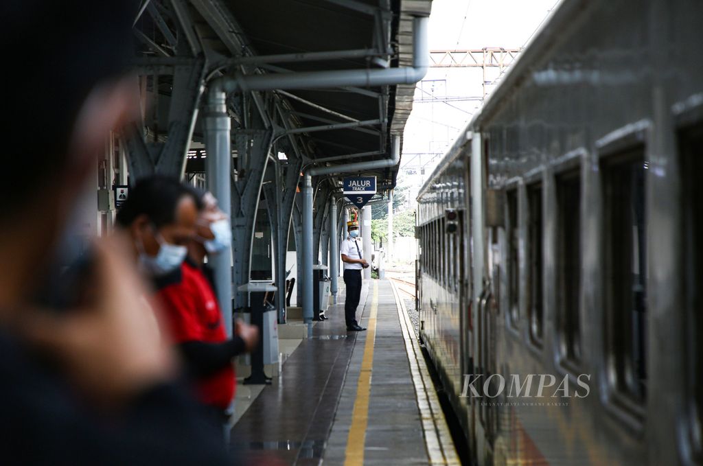 Petugas memberangkatkan kereta api Matarmaja tujuan Malang dari Stasiun Pasar Senen, Jakarta Pusat, Minggu (25/4/2021). Arus mudik melalui stasiun tersebut pada masa pengetatan perjalanan menjelang Idul Fitri terpantau normal. 