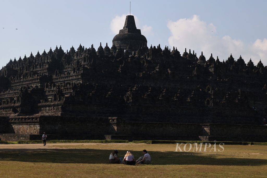 Wisatawan asing berkunjung ke Candi Borobudur, Magelang, Jawa Tengah, Rabu (24/7/2024). Kunjungan wisatawan di candi itu saat ini didominasi oleh wisatawan asing seiring usainya masa liburan sekolah.