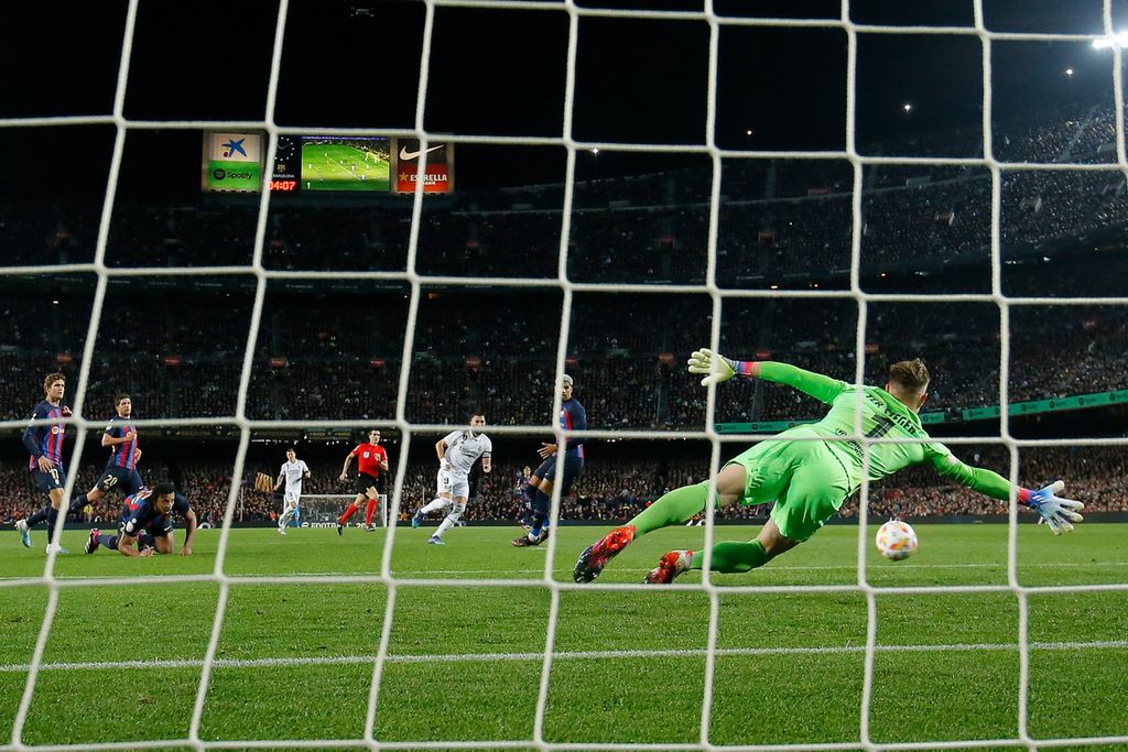 Penyerang Real Madrid Karim Benzema (tengah) mencetak gol dalam pertandingan melawan Barcelona pada laga kedua semifinal Copa del Rey, di Stadion Camp Nou, Barcelona, Spanyol, Kamis (6/4/2023) dini hari WIB. Real Madrid menang 4-0 pada laga itu dan Benzema menyumbang tiga gol.