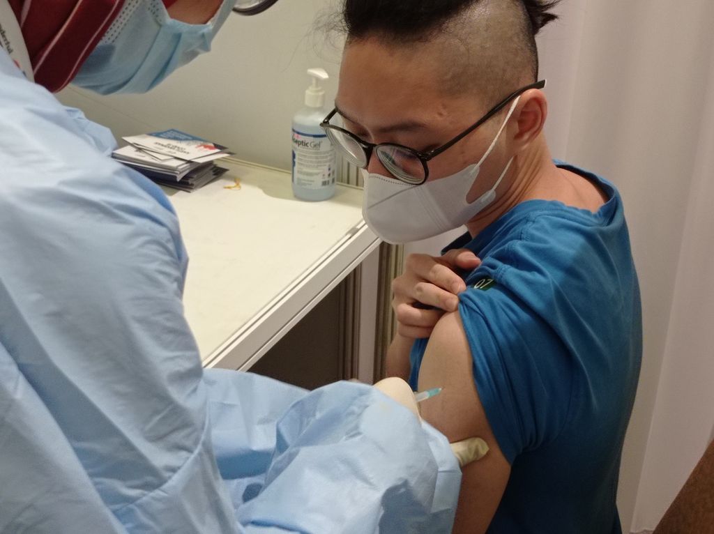 Warga menerima penyuntikan dosis pertama vaksin Covid-19 di Swiss-Belhotel, Serpong, Tangerang Selatan, Rabu (2/6/2021). 
