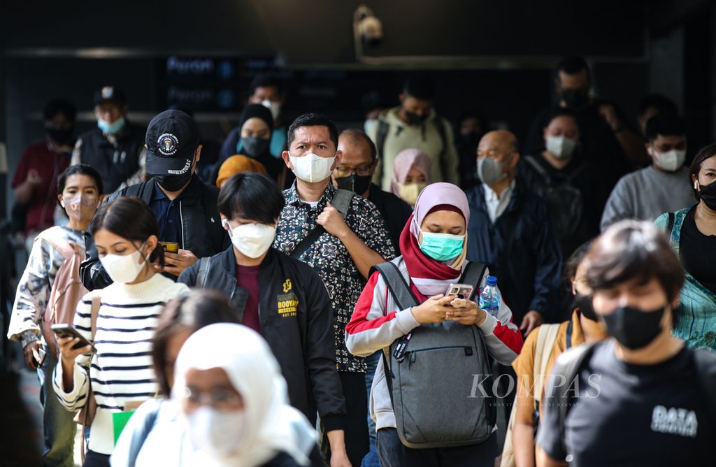 Penumpang KRL yang sebagian besar para pekerja keluar dari Stasiun Sudirman, Jakarta Pusat, Rabu (26/4/2023). Para pekerja termasuk PNS kembali masuk bekerja setelah cuti bersama Lebaran.