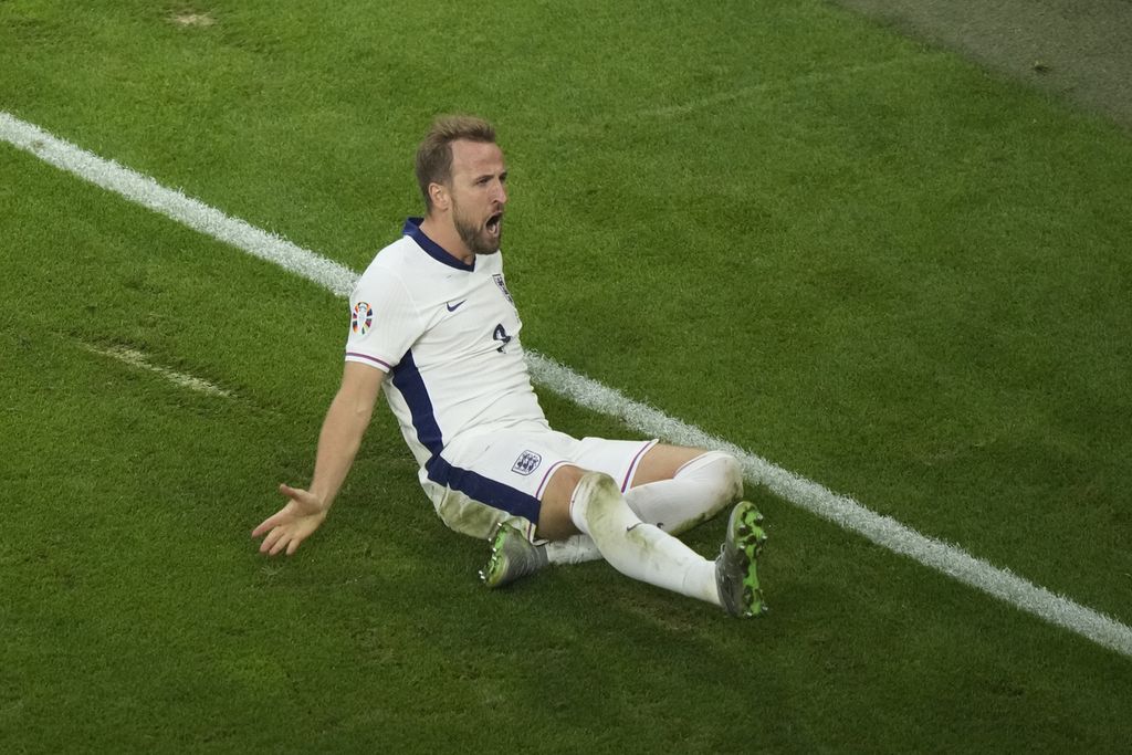 Striker Inggris, Harry Kane, merayakan gol ke gawang Slowakia pada laga 16 besar Piala Eropa 2024 di Arena AufSchalke, Gelsenkirchen, Jerman, Minggu (30/6/2024). 