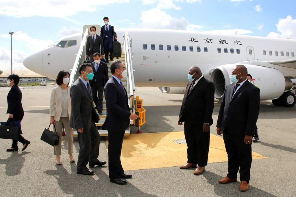 Menteri Luar Negeri dan Perdagangan Papua Niugini Elias Wohengu (kedua dari kanan) dan Kepala Protokol Papua Niugini James Noglai menyambut Menteri Luar Negeri China Wang Yi (tengah) di Bandara Internasional Port Moresby Jacksons, 2 Juni 2022. 