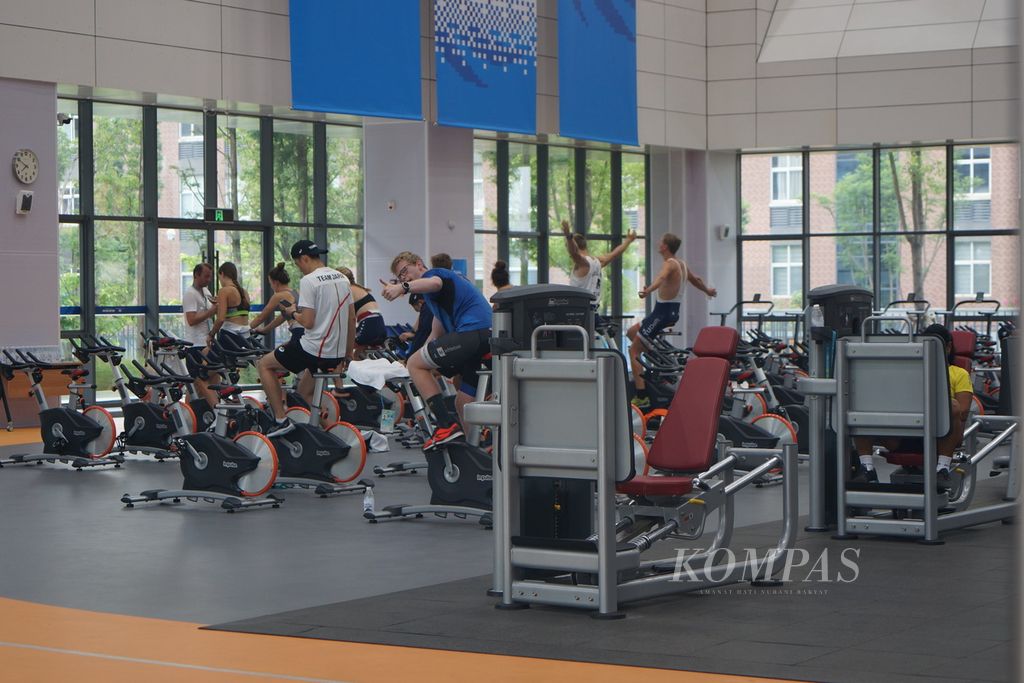 Sejumlah atlet mahasiswa beberapa negara melakukan pemanasan di pusat kebugaran Wisma Atlet Universiade yang berada di Universitas Chengdu, China, Rabu (2/8/2023).