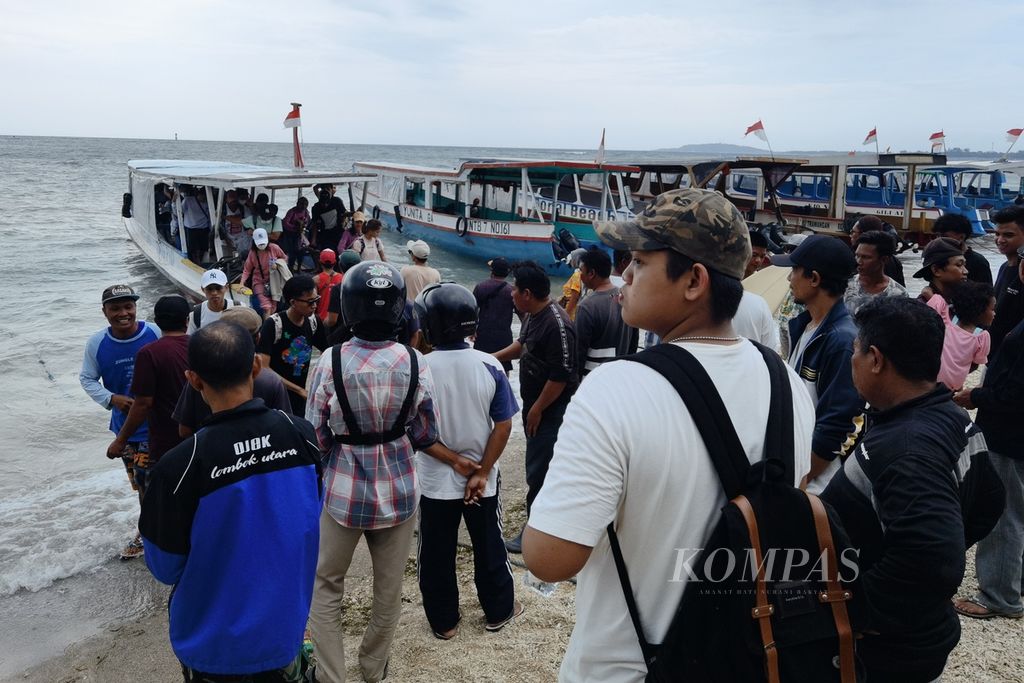 Wisatawan yang baru selesai berlibur di Gili Trawangan, turun dari kapal di Pelabuhan Ombak Beleq, Kecamatan Tanjung, Kabupaten Lombok Utara, Nusa Tenggara Barat, Minggu (1/1/2022) siang. 