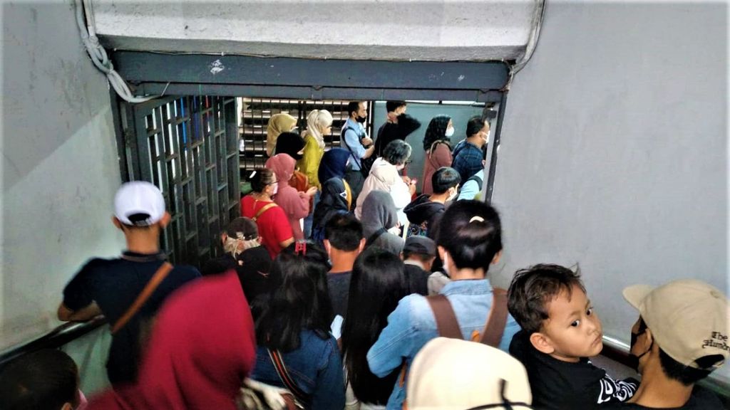 Penumpang sedang mengantre melakukan <i>tap out</i> di Stasiun Pasar Senen, Jakarta Pusat, pada Jumat (28/10/2022).