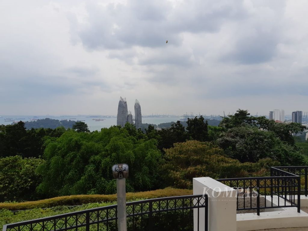Gedung-gedung menjulang terlihat dari Mount Faber, Singapura, Rabu (6/3/2019).