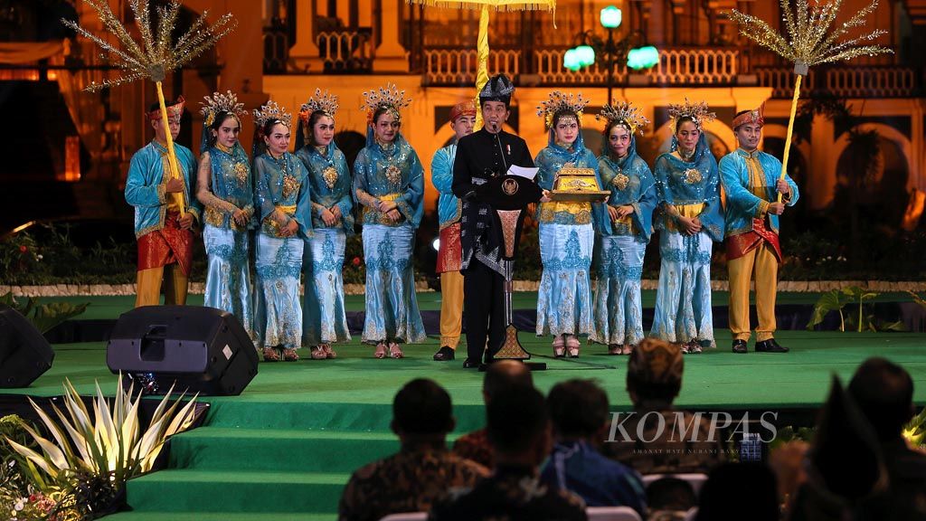 Didampingi sejumlah penari, Presiden Joko widodo menyampaikan sambutannya saat membuka Festival Keraton Nusantara yang digelar di Istana Maimun, Medan, Sumatera Utara, Minggu (26/11). Festival tersebut untuk menjalin silaturahmi antar raja-raja di seluruh nusantara.