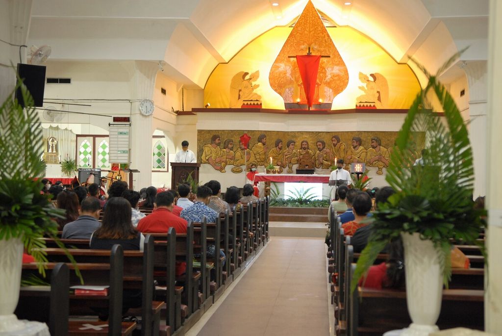 Misa Minggu Palma tetap berlangsung di Gereja Santa Teresia Jambi, Minggu (28/3/2021). Tim dari Kepolisian Daerah Jambi berjaga di depan gereja demi mencegah berulangnya teror bom bunuh diri seperti yang terjadi di Makasar.