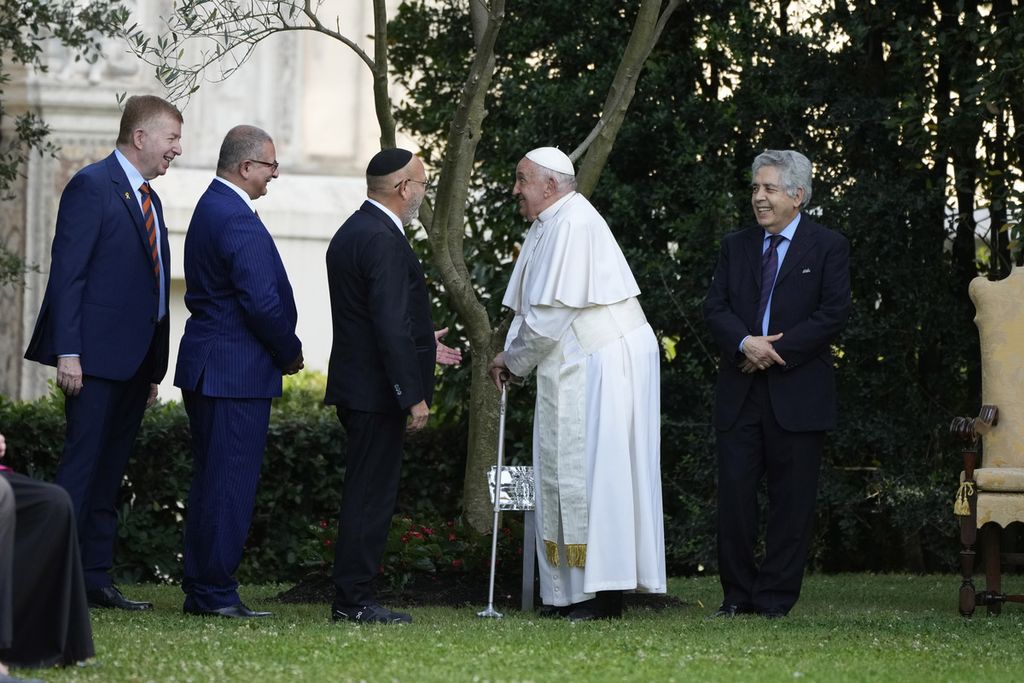 Paus Fransiskus menerima kedatangan Duta Besar Israel untuk Vatikan Raphael Schutz, Dubes Palestina untuk Vatikan Issa Kassissieh, Rabbi Abramo Funaro, dan Kepala Pusat Islam Roma Redouane Abdellah di Vatikan, 7 Juni 2024.  