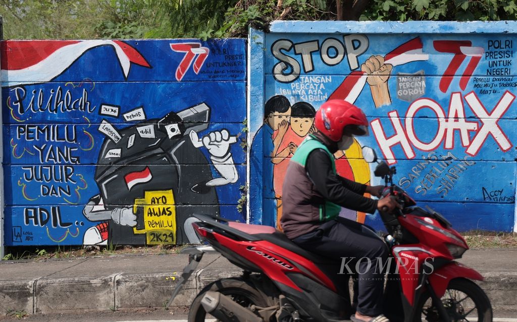 Menjelang pemilu kabar bohong (hoaks) mulai banyak ditemui melalui media sosial. Masyarakat mulai gencar mengampanyekan menangkal hoaks melalui mural, seperti terlihat di Jalan Juanda, Depok, Jawa Barat, Kamis (29/6/2023).