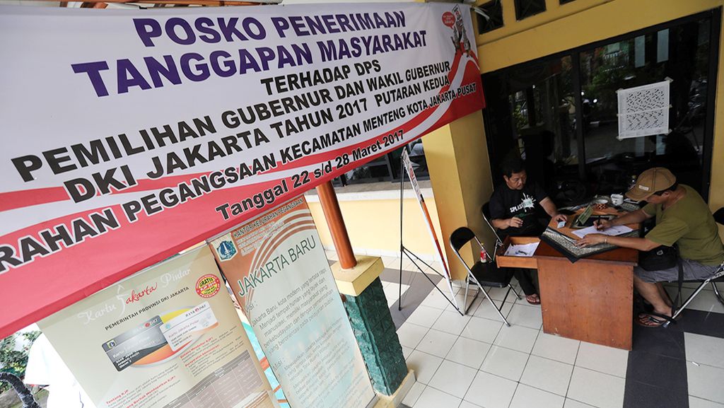 Petugas Panitia Pemungutan Suara (PPS) menerima tanggapan masyarakat atas daftar pemilih sementara (DPS) Pilkada DKI Jakarta putaran kedua di Kelurahan Pegangsaan, Jakarta Pusat, Minggu (26/3). Layanan ini tetap buka di seluruh kelurahan di DKI Jakarta hingga  28 Maret 2017.