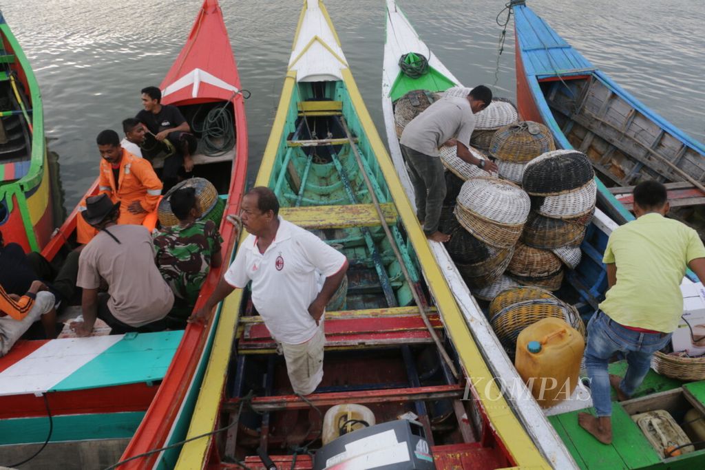 Fishermen in Krueng Raya, Besar District, Aceh prepare to go to sea. They often experience a shortage of subsidized diesel as a result they have to incur additional costs to buy non-subsidized diesel