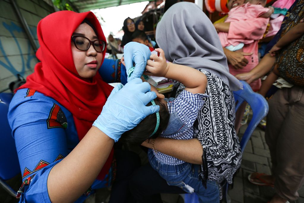 Petugas kesehatan mengukur lingkar kepala anak balita saat pemeriksaan kesehatan di Posyandu Bougenvile, Larangan Selatan, Kota Tangerang, Banten, Sabtu (11/1/2020). 