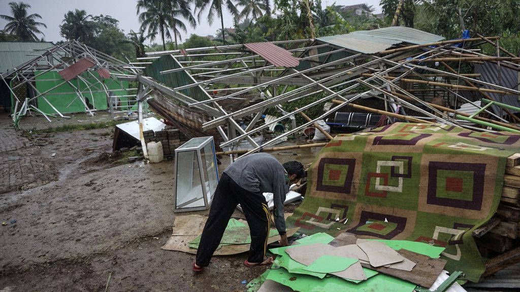 Seorang pengurus Pesantren Motivator Quran Indonesia di Desa Bojong Rangkas, Ciampea, Kabupaten Bogor, Jawa Barat, menyisihkan puing-puing reruntuhan bangunan yang rusak tersapu angin puting beliung, Senin (1/11/2021). Bencana angin puting beliung melanda wilayah Bojong Rangkas pada Minggu (31/10/2021) petang. Musibah yang melanda bersama hujan lebat ini mengakibatkan kerusakan sejumlah rumah warga serta ruang belajar dan dapur sebuah pesantren.