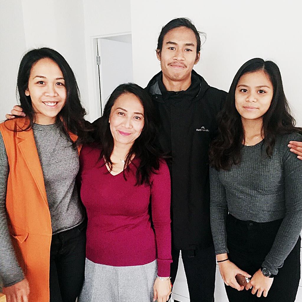  Prajna Giri (baju merah hati) bersama ketiga anaknya: Dina (kiri), Dhanu (lelaki), dan Dinda (kanan) single mother yang menetap di Australia.