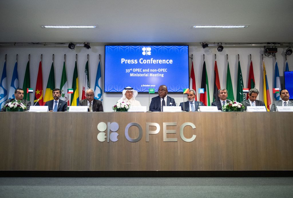 Perwakilan negara-negara OPEC menghadiri konferensi pers seusai Pertemuan ke-45 Komite Pengawasan Bersama serta Pertemuan Ke-33 Menteri Negara-negara OPEC dan Non-OPEC di Vienna, Austria, 5 Oktober 2022. 