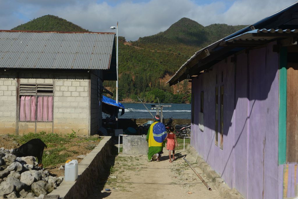 Warga melintas di area pemukiman di Pulau Gag, Raja Ampat, Papua Barat, Minggu (6/6/2021). 