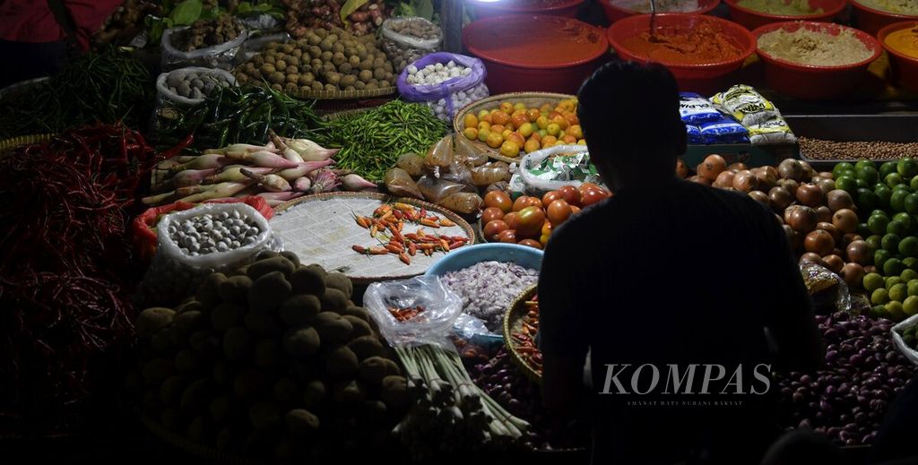 Warga berbelanja kebutuhan sehari-hari di Pasar Tomang Barat, Jakarta Barat, 2 Februari 2022. Inflasi tinggi akan memperlemah daya beli warga. 