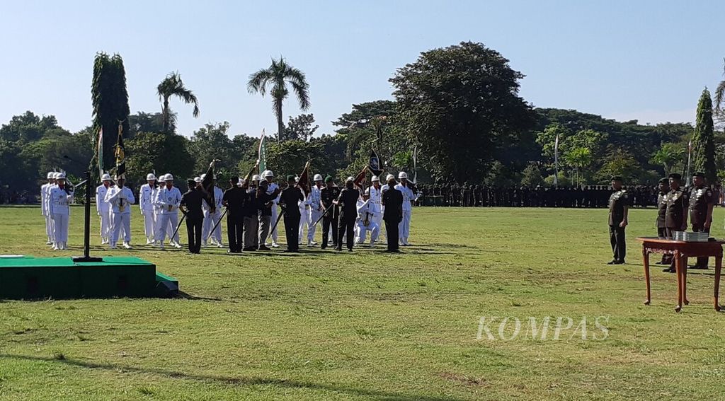 Kodam IX/Udayana menggelar upacara serah terima jabatan dan penerimaan jabatan serta tradisi laporan korps pejabat Kodam IX/Udayana di Lapangan Puputan Margarana Niti Mandala, Renon, Kota Denpasar, Kamis (16/6/2022).