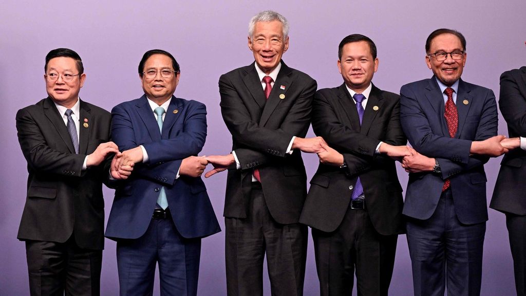 Perdana Menteri Singapura Lee Hsien Loong (tengah) bersama para pemimpin ASEAN lainnya pada KTT Khusus Ke-50 ASEAN-Australia di Melbourne, Australia, 5 Maret 2024. 