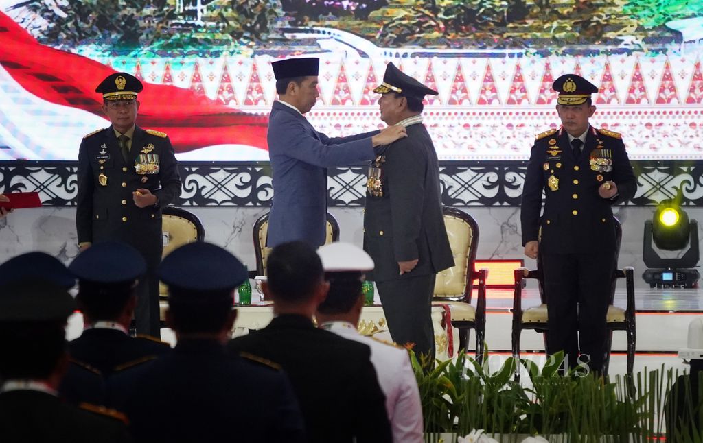 Presiden Joko Widodo menyematkan tanda pangkat jenderal kehormatan kepada Menteri Pertahanan Prabowo Subianto pada acara Rapat Pimpinan TNI-Polri di Mabes TNI Cilangkap, Jakarta Timur, Rabu (28/2/2024). 