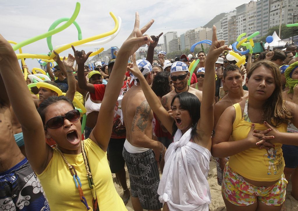 Warga Brasil menumpahkan kegembiraan di Pantai Copacabana, Rio de Janeiro, Brasil, setelah sidang anggota Komite Olimpiade Internasional (IOC) memilih Rio sebagai penyelenggara Olimpiade 2016, mengalahkan Chicago (Amerika Serikat), Tokyo (Jepang), dan Madrid (Spanyol). Untuk pertama kalinya, negara Amerika Selatan menjadi tuan rumah Olimpiade. 