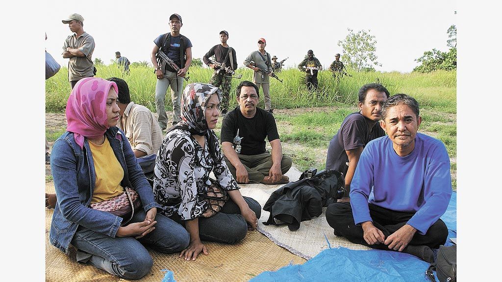 Tawanan Gerakan Aceh Merdeka (GAM), Minggu, 6 Juli 2003, dipertemukan dengan sejumlah wartawan di Aceh Timur. Mereka adalah (dari kanan ke kiri) Ersa Siregar (wartawan RCTI), Ferry Santoro (juru kamera RCTI), Furkan (camat Peurelak Timur), Safrida, Soraya, dan Rahmatsyah (sopir). Saat itu, mereka yang ditawan GAM dalam keadaan sehat dan akan menjalani sejumlah pemeriksaan yang dipimpin Ishak Daud. 