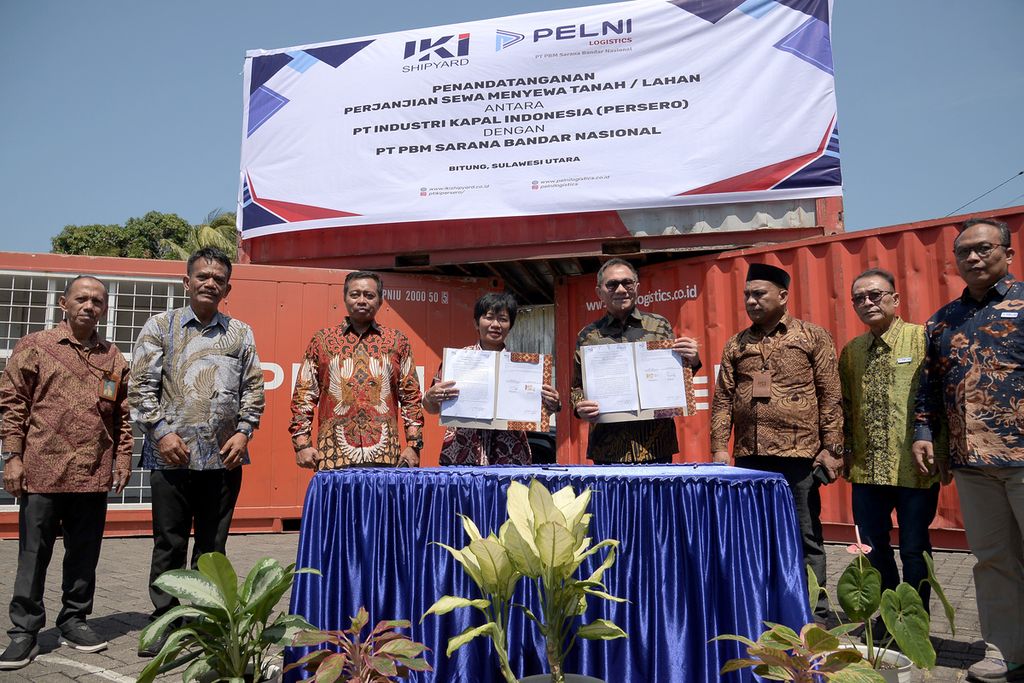 Direktur Utama PT Industri Kapal Indonesia Diana Rosa (keempat dari kiri) dan Direktur Utama PT Pelni Logistics Edward Tobing (keempat dari kanan), bersama Direktur Operasi Pelni Logistics Murdiyoto (ketiga dari kiri), menunjukkan dokumen penandatanganan nota kesepahaman di Bitung, Sulawesi Utara, Jumat (13/10/2023). 