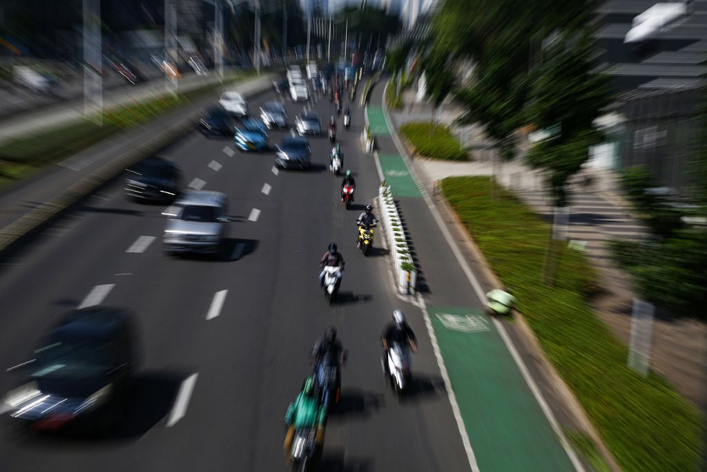 Kendaraan melintas di jalan protokol Jenderal Sudirman, Jakarta, Senin (3/1/2022). Aparatur sipil negara (ASN) dan pegawai kembali berkantor pasca-libur Tahun Baru 2022. Aktivitas warga kembali meningkat pada hari pertama kerja dan sekolah pasca-libur Tahun Baru 2021.
