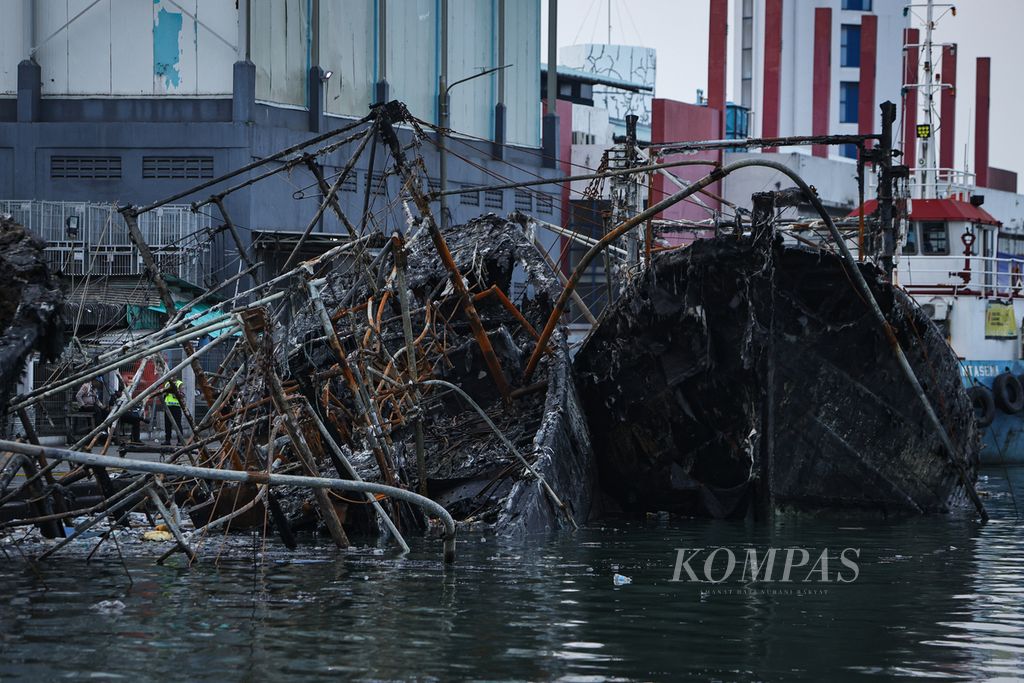 Bangkai kapal yang hangus terbakar di Pelabuhan Muara Baru, Penjaringan, Jakarta Utara, Senin (6/5/2024). Sebanyak tiga kapal terbakar pada Minggu (5/5/2024) diduga karena korsleting listrik mesin pendingin ikan di KM Rezeki Melimpah yang kemudian merembet ke dua kapal lain.