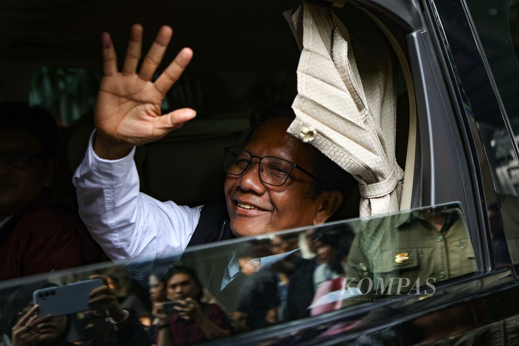 Calon wakil presiden nomor urut 3, Mahfud MD, melambaikan tangan ke arah wartawan saat meninggalkan kediaman Ketua Umum PDI-P Megawati Soekarnoputri di Jakarta, Rabu (14/2/2024). 