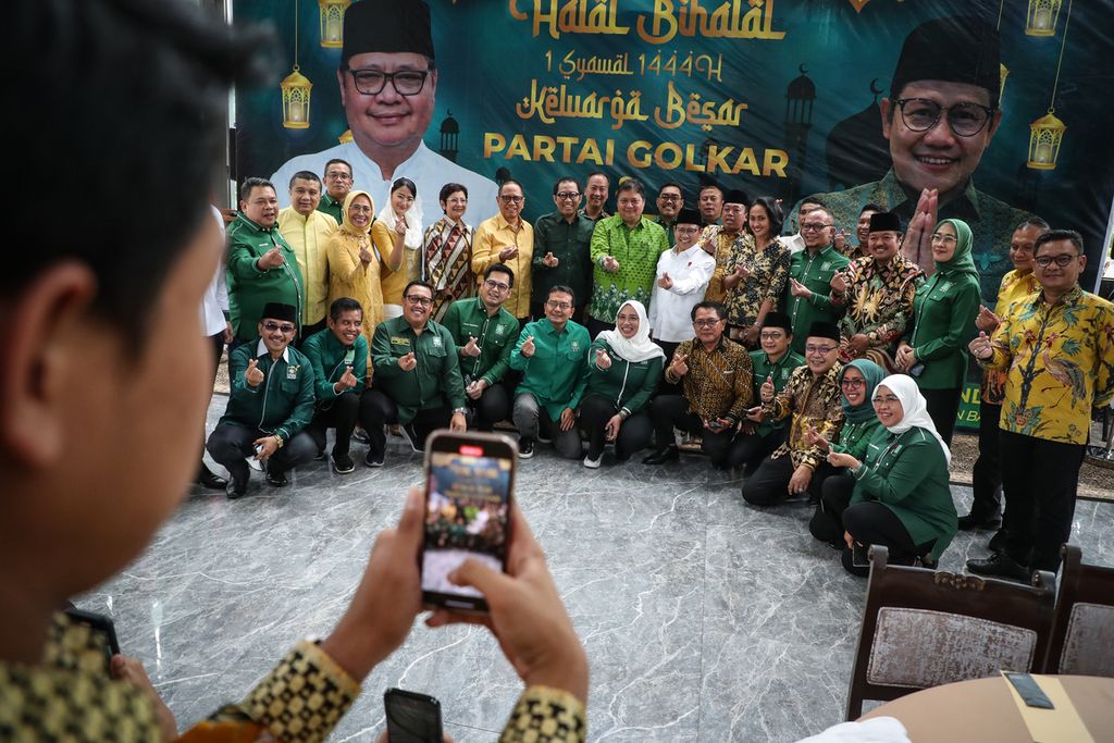 Jajaran pengurus Partai Golkar dan Partai Kebangkitan Bangsa (PKB) berfoto bersama di Plataran, Senayan, Jakarta, Rabu (3/5/2023). 