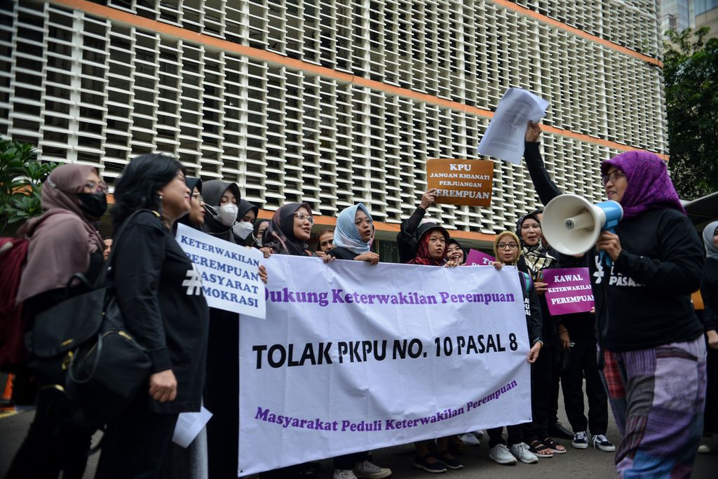 Para peserta aksi melontarkan yel-yel penolakan terhadap Peraturan Komisi Pemilihan Umum (PKPU) Nomor 10 Pasal 8 di kompleks Badan Pengawas Pemilu (Bawaslu), Jakarta Pusat, Senin (8/5/2023). 