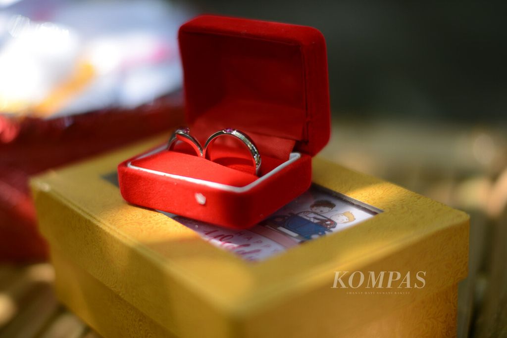 The rings used in the wedding ceremony of bride and groom candidates Tunggul Pujangkoro and Novi Rahmawati Ningsih at the Office of Religious Affairs (KUA) in Banguntapan sub-district, Bantul, DI Yogyakarta, on Friday (8/5/2020).