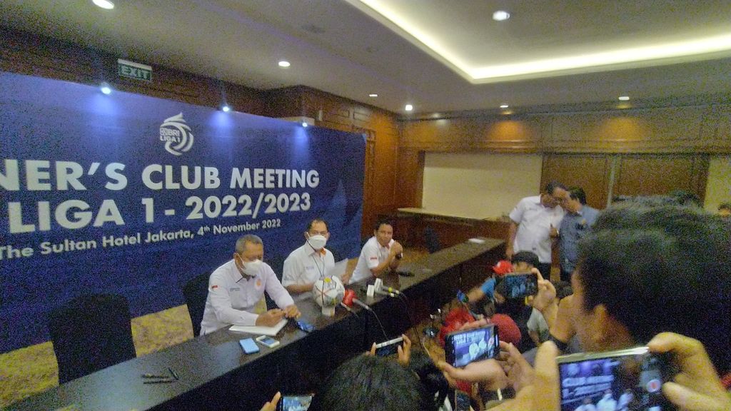 PT Liga Indonesia Baru mengelar rapat bersama sejumlah pemilik klub Liga 1 Indonesia di Hotel Sultan, Jakarta, Jumat (4/11/2022). Mereka sepakat melanjutkan liga dengan format penuh.