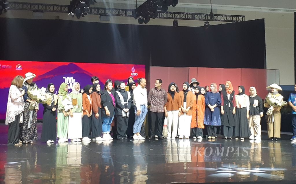 Mendikbudristek Nadiem Anwar Makarim berfoto bersama siswa dan mahasiswa dari 10 satuan pendidikan vokasi dari sejumlah daerah yang terpilih untuk menampilkan rancangan busana muslim di ajang Jakarta Muslim Fashion Week (JMFW) 2022 di ICE BSD Tangerang, Banten, Sabtu (22/10/2022).